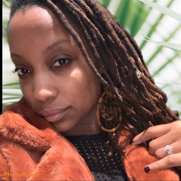 Meet your Posher, Christina - Picture 3 of 3